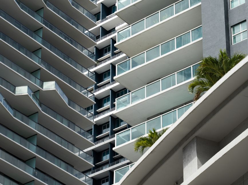 Apartment Balcony Herb Gardens: 7 Herbs That Survive Real Conditions
