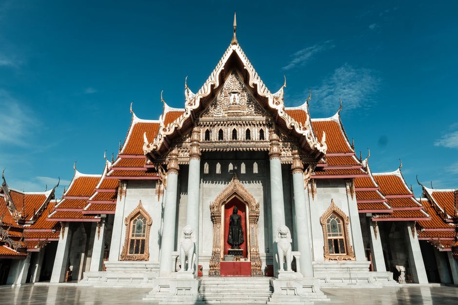 Beautiful facade of Wat Benchamabophit, showcasing traditional Thai architecture under a clear blue sky.